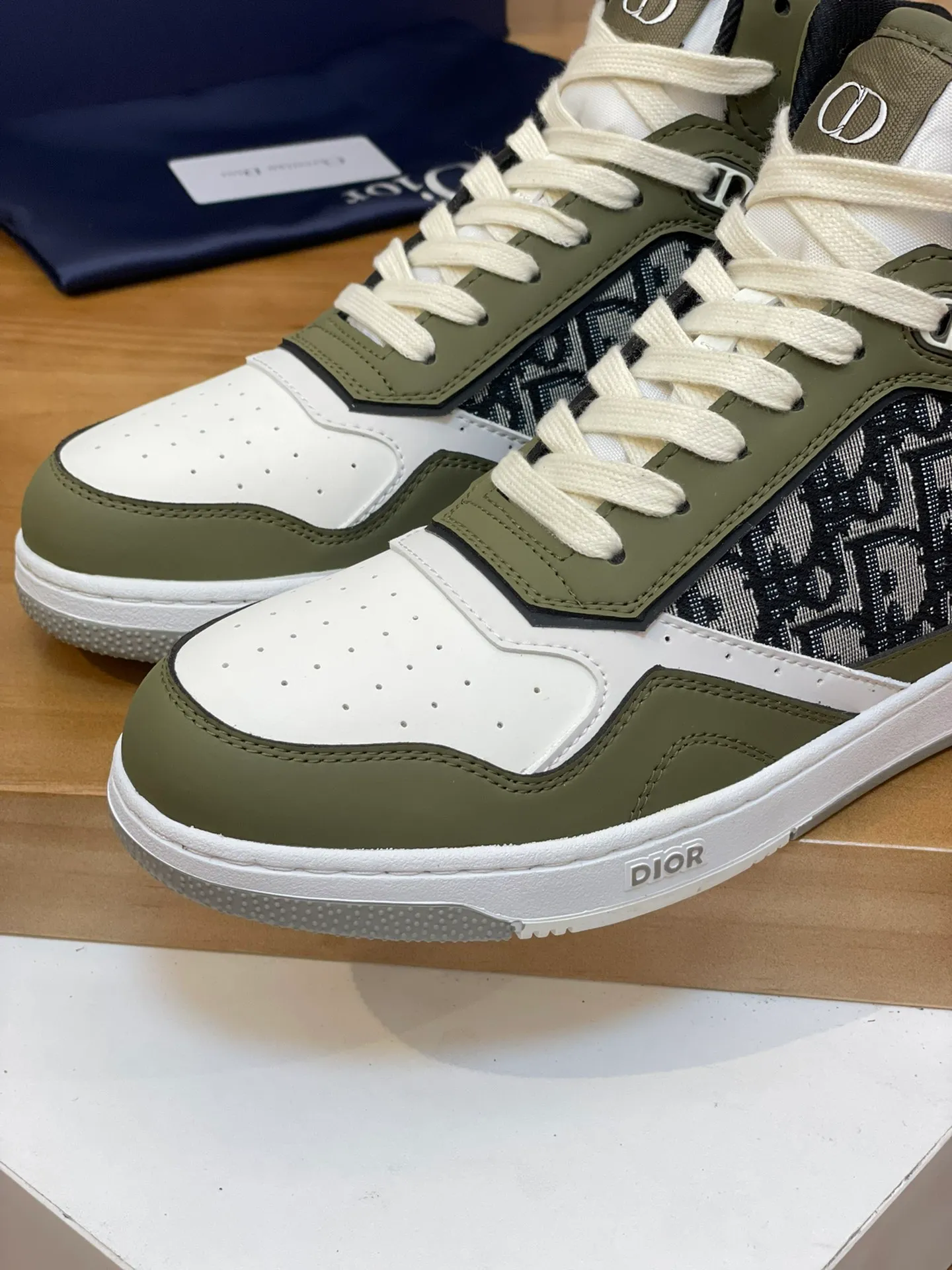 Men's shoes: 💰P460¥ Product trademark: Dior* "Dior*" high-top casual shoes Regular size: 38-44 (can be customized to 45.46) Product materials: Upper imported cowhide stitched with original fabric, breathable lining, original outsole. Number: 1006